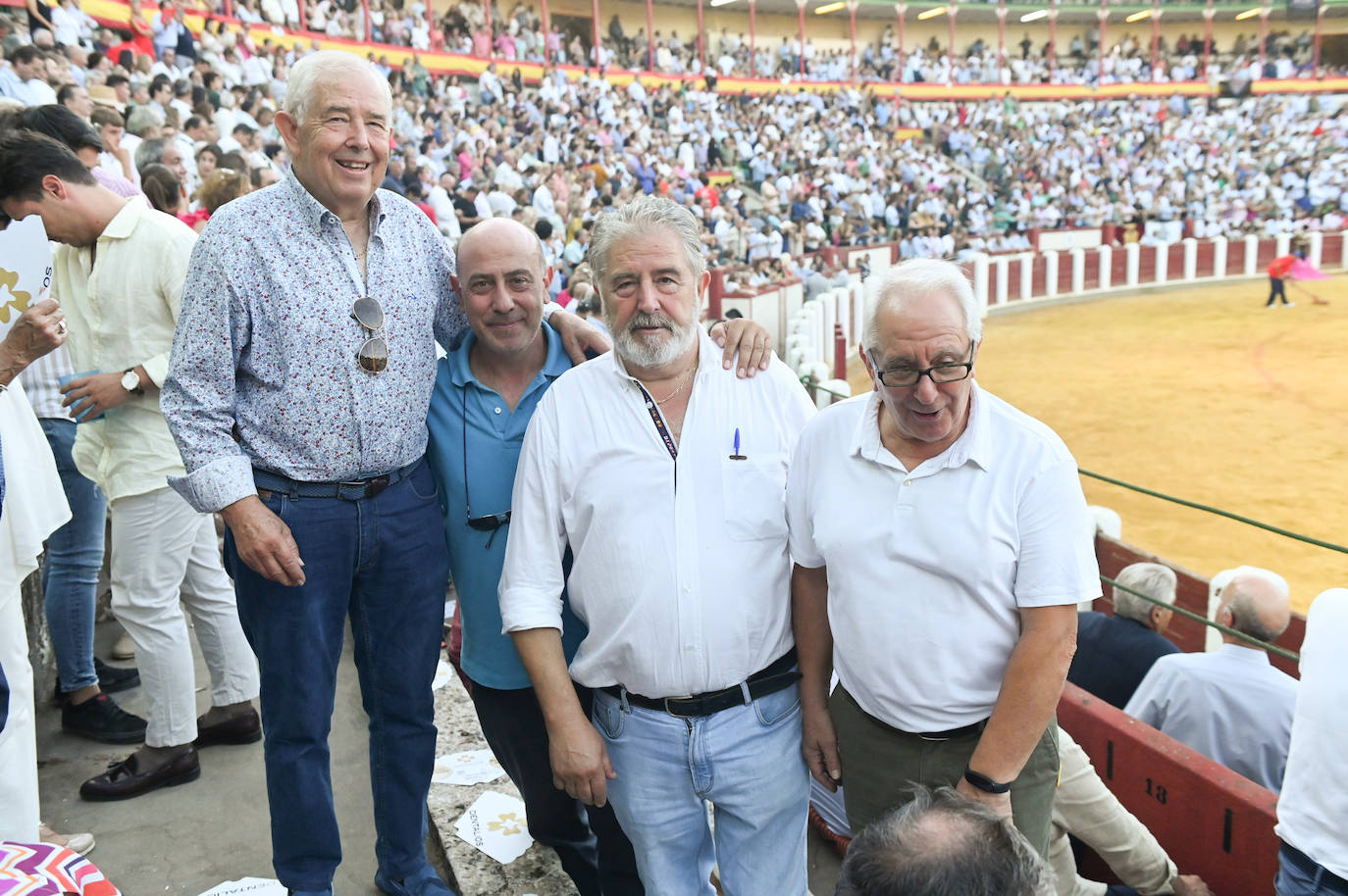 Fotos: Asistentes a la tercera corrida de la Feria y Fiestas de la Virgen de San Lorenzo, en Valladolid