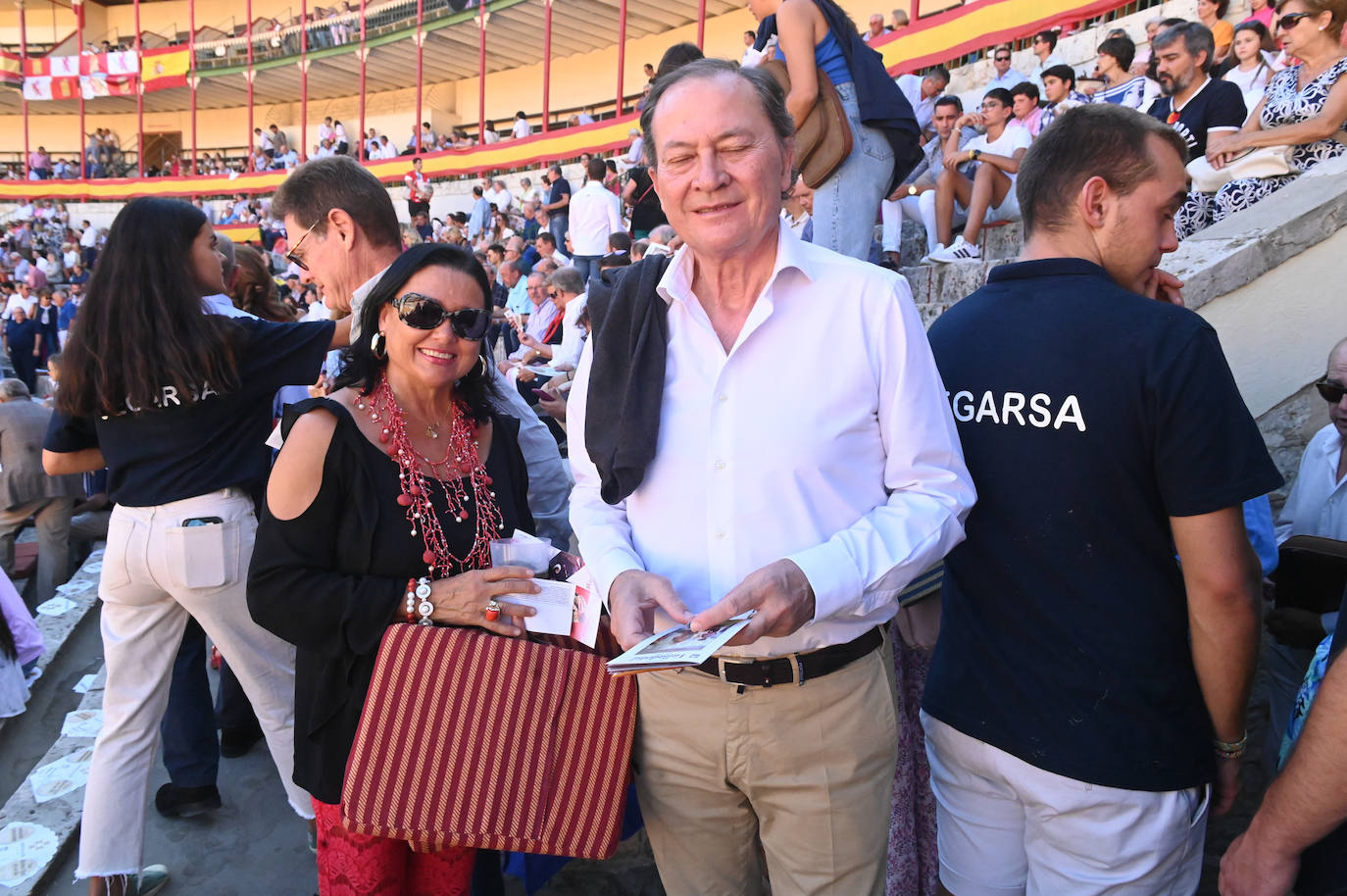 Fotos: Asistentes a la tercera corrida de la Feria y Fiestas de la Virgen de San Lorenzo, en Valladolid