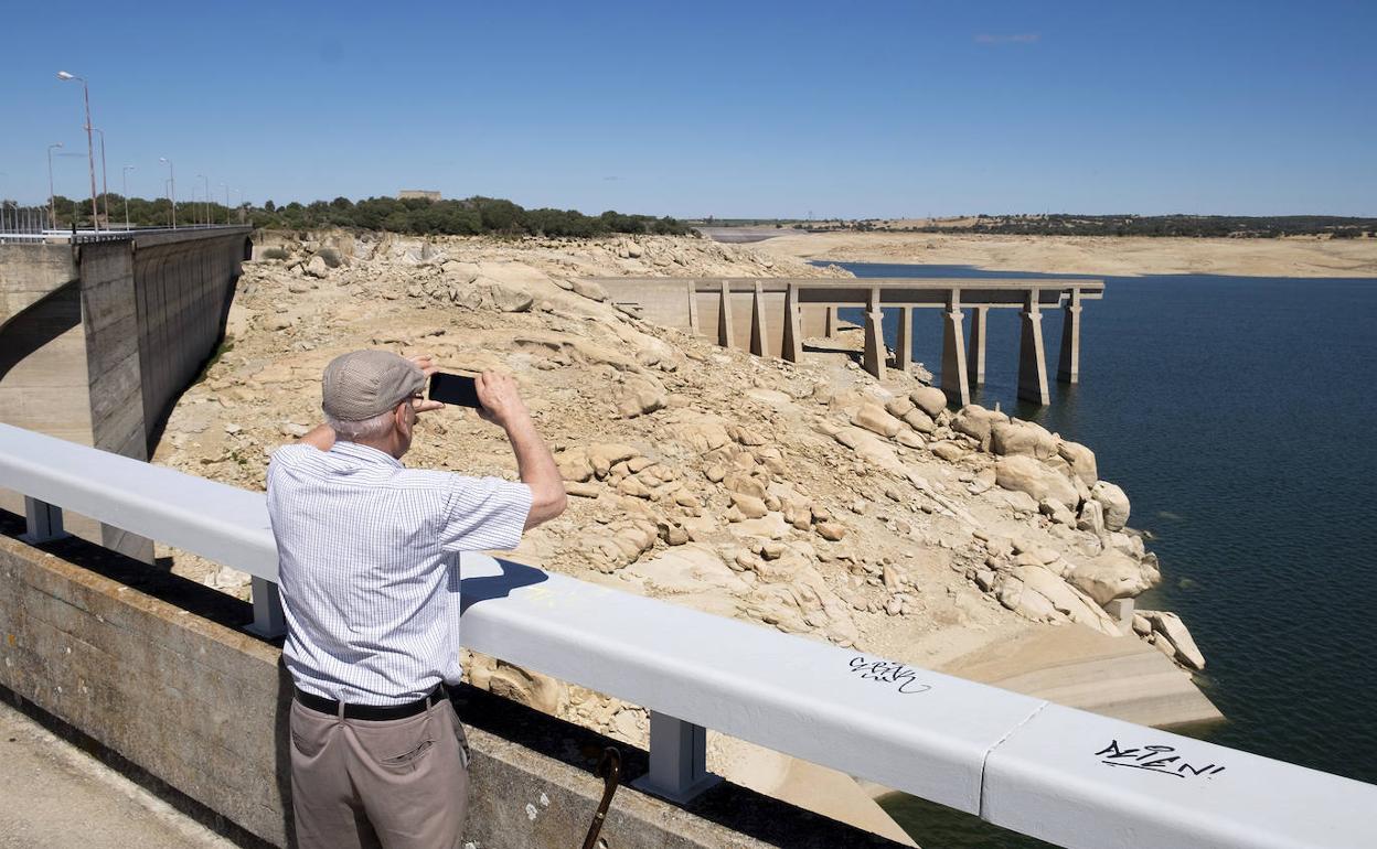 Imagen del embalse de Almendra el pasado mes de agosto de 2022.