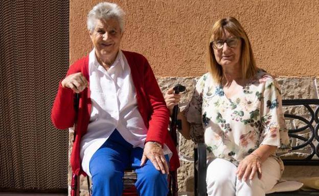 Elena Briongón y su madre a la puerta de su casa en Peñalba de Castro.