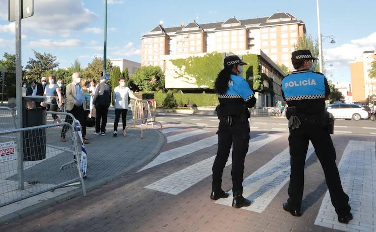 Control policial en la entrada a Las Moreras durante la pasada noche de San Juan. 