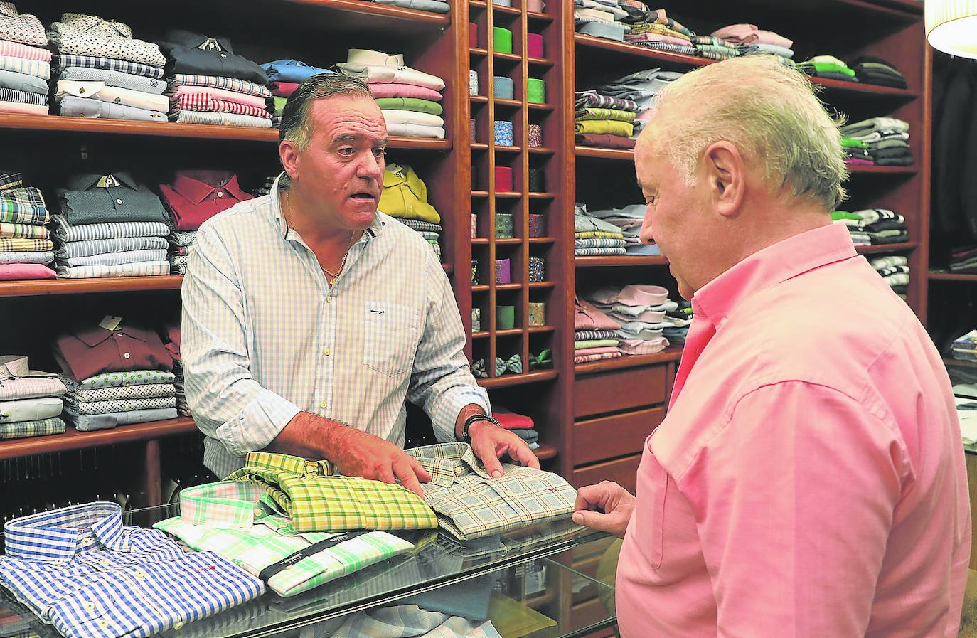 Domiciano Curiel, presidente de ATA Castilla y León, atiende en su establecimiento de ropa de hombre. 
