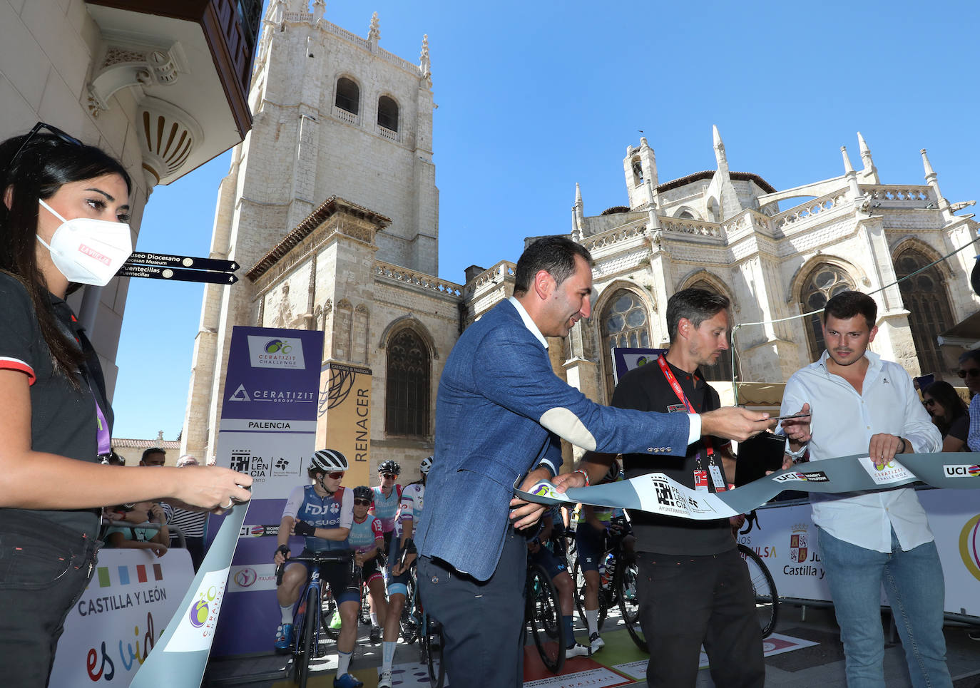 Fotos: La Vuelta a España Femenina hace un guiño a la Catedral de Palencia