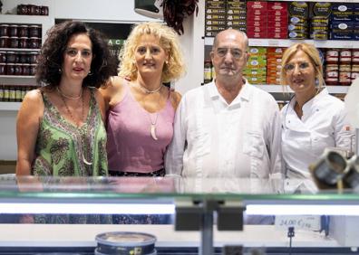 Imagen secundaria 1 - Casimiro Riolobos Laforga, en los años cincuenta. Mercedes, Sonsoles, Casimiro y Esther Riolobos. Luisa Yenes vendiendo avellanas en la romería del Henar.