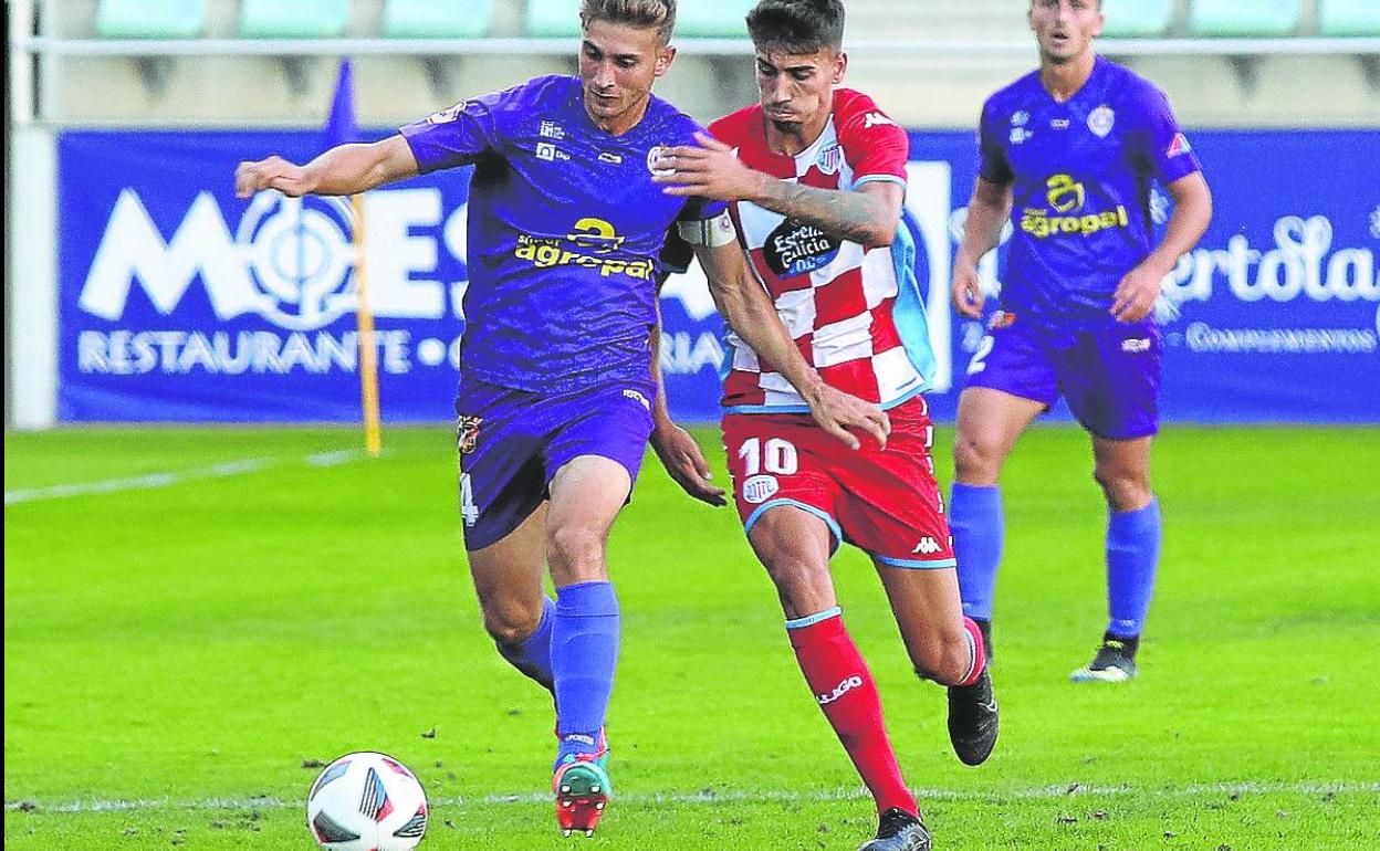 Abel Pascual, el capitán del Palencia Cristo, avanza con el balón. 