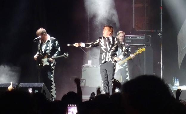 Un sonoro blanco y negro sacude la Plaza Mayor de Valladolid con The Hives