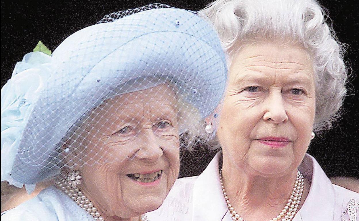 Isabel II, a la derecha, junto a la reina madre.