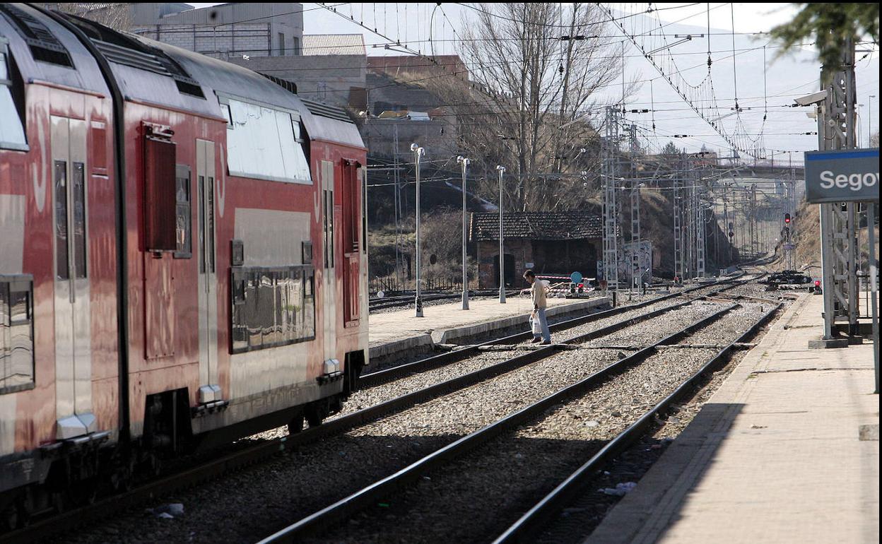 Tren de media distancia en la vieja estación de Segovia. 