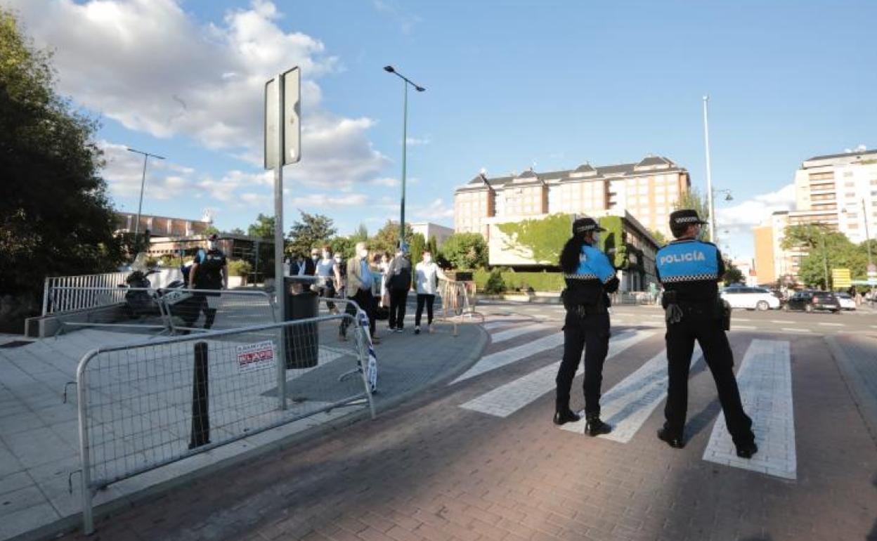 Control policial en el acceso a Las Moreras en una imagen de archivo. 