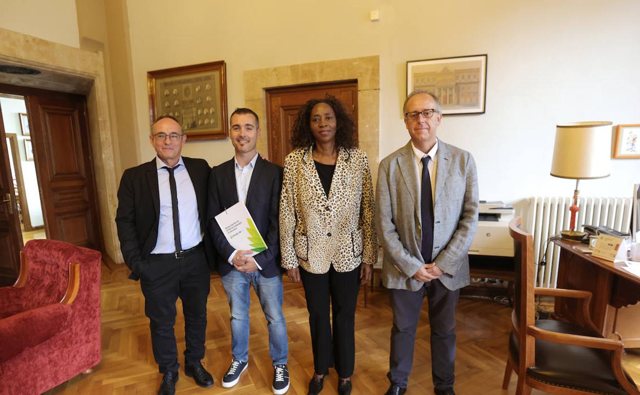 La embajadora, con representantes de la Universidad de Salamanca.