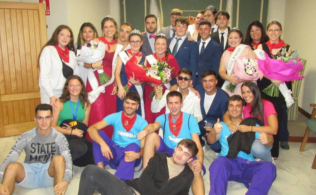 Las reinas de las fiestas con sus quintos y amigos.