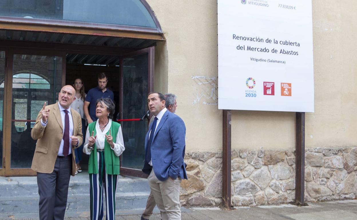 El consejero de la Presidencia visita la reforma del antiguo mercado de abastos de Vitigudino