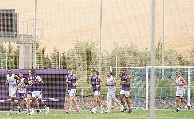 Imagen principal - Real Valladolid: Mañana de hermanamiento en el estadio Zorrilla entre las plantillas de fútbol y baloncesto