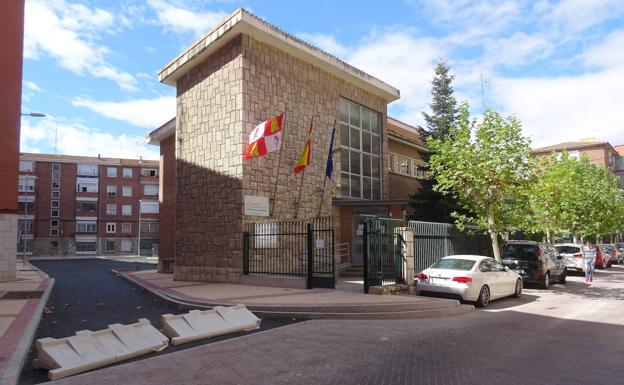 Entrada al estacionamiento desde la calle Gaspar de Tordesillas. 