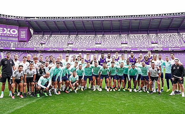 Foto de las dos familias que forman las plantillas de fútbol y baloncesto. 