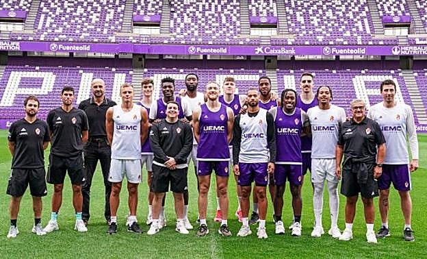 La plantilla del Pucela Basket posa sobre el césped de Zorrilla. 