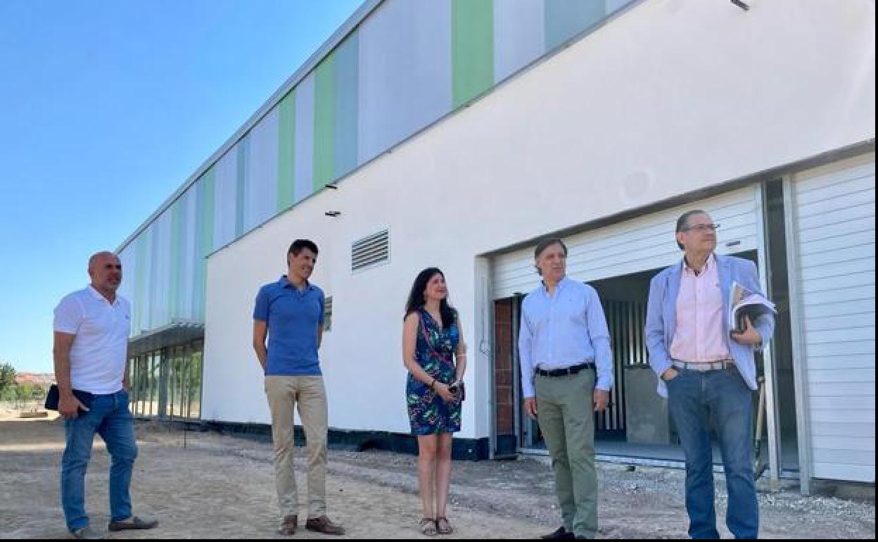 Responsables municipales durante una visita a la lonja.