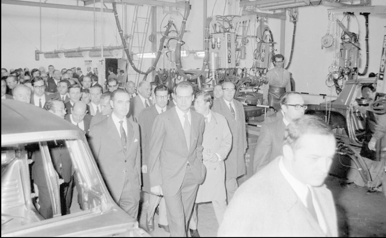 El príncipe Juan Carlos inaugura la factoria de Montaje 2 en 1972 en Valladolid.