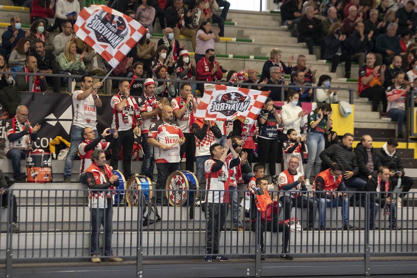 Aficionados del BM Nava durante un partido de la temporada pasada.