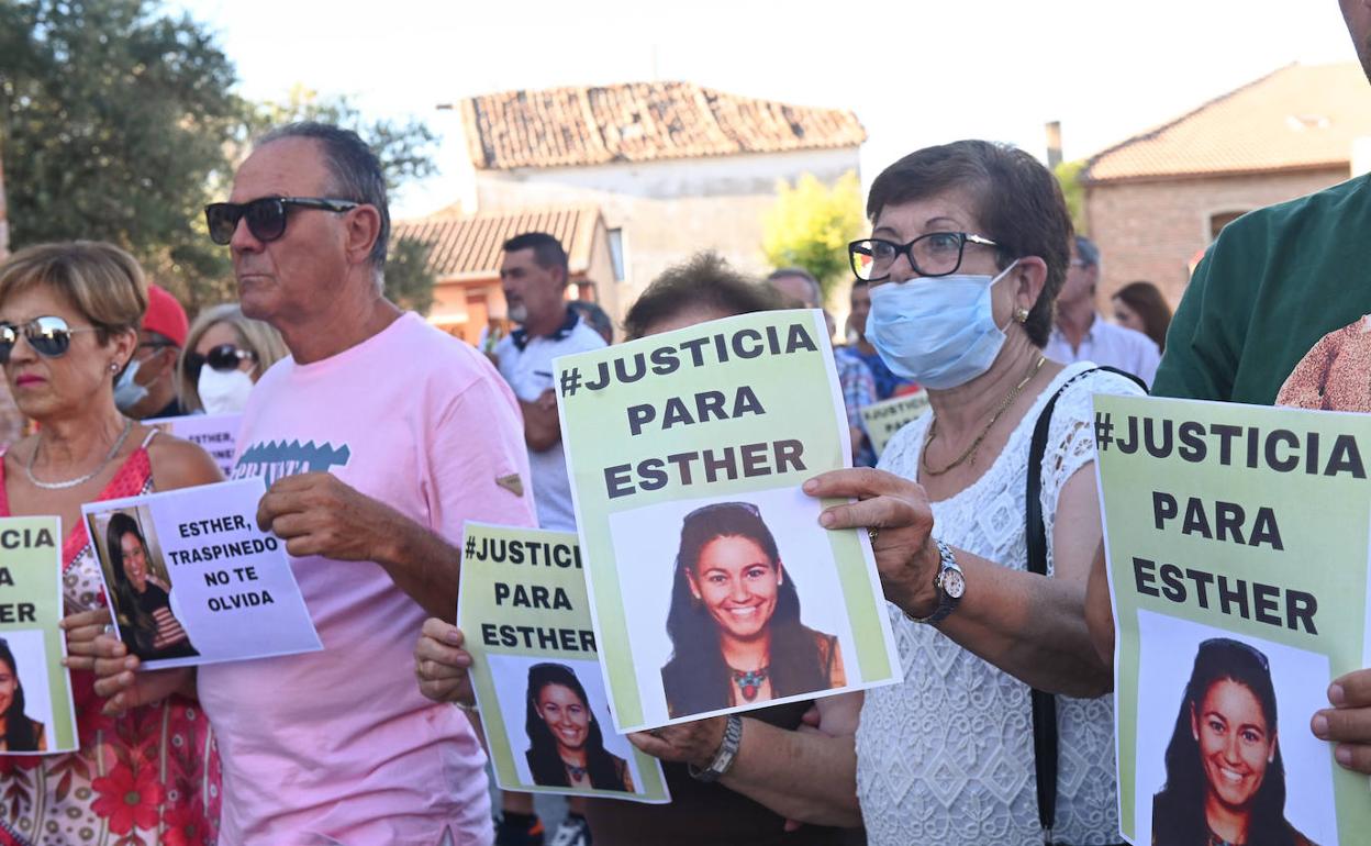 Concentración en Traspinedo pidiendo Justicia para Esther López. 