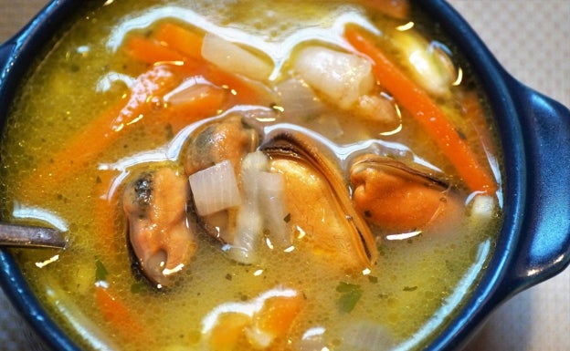 Sopa de pescado con rape y mejillones