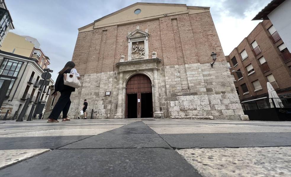 Fachada de la iglesia vallisoletana de San Martín vista desde el pavimento.