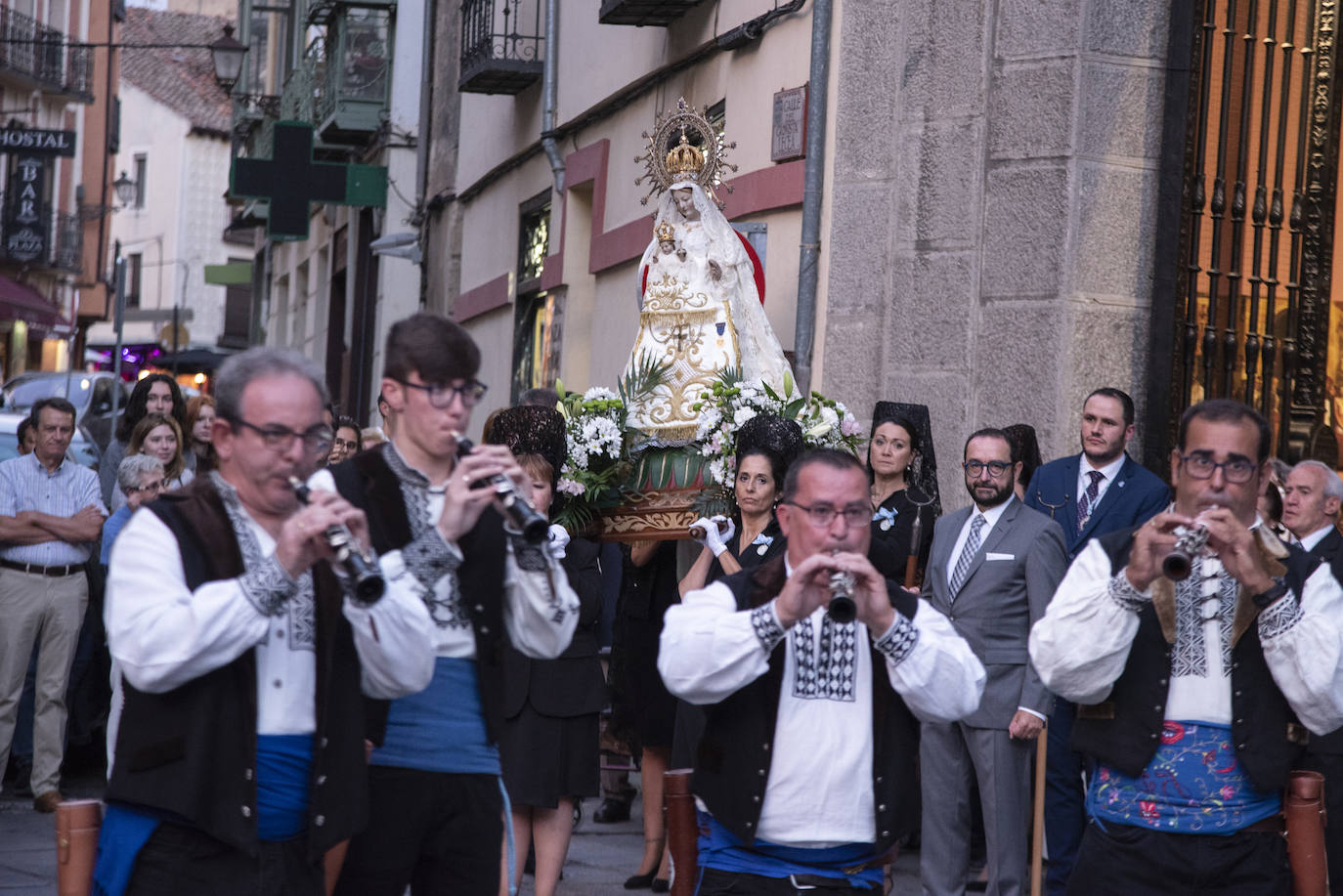 Subida de la patrona de la ciudad a la Catedral de Segovia.