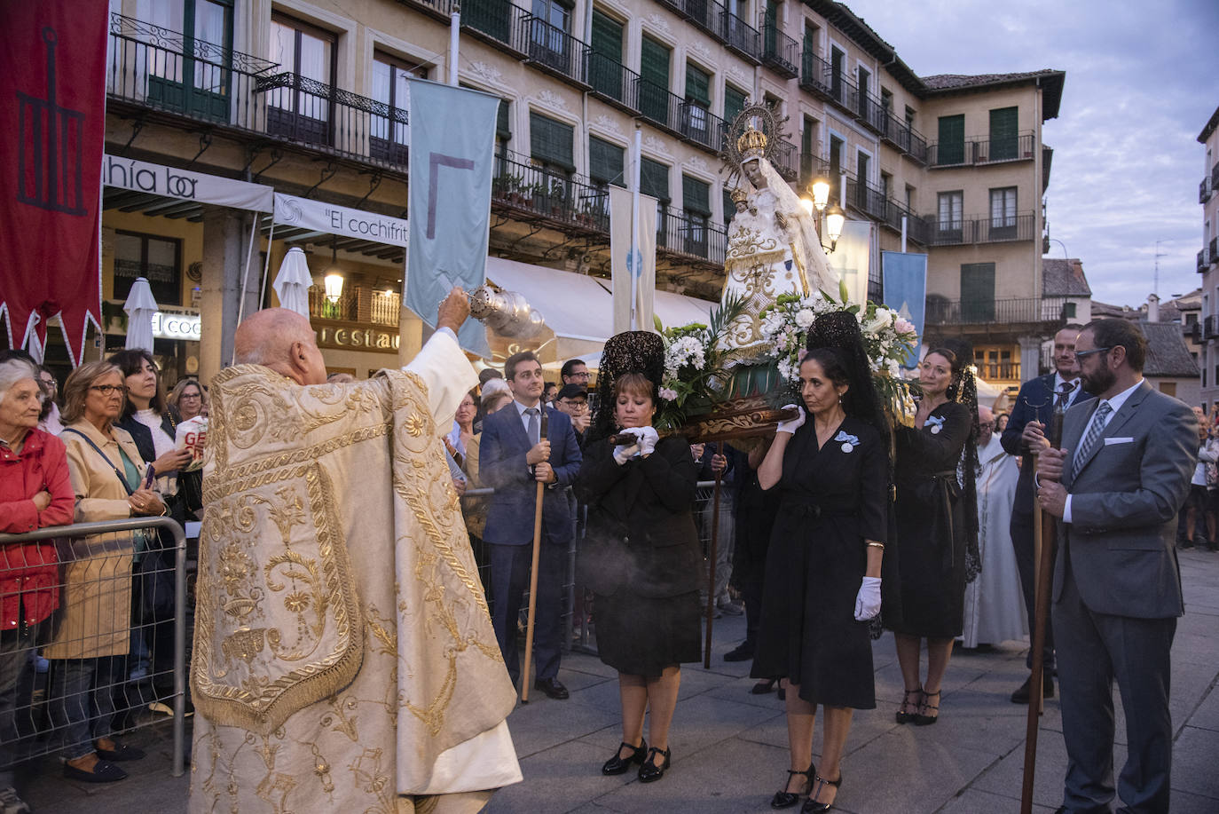 Subida de la patrona de la ciudad a la Catedral de Segovia.