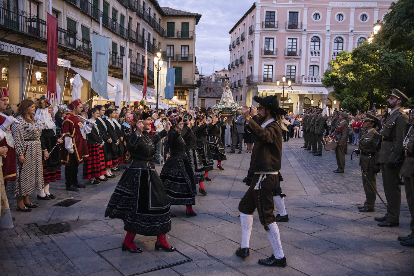Subida de la patrona de la ciudad a la Catedral de Segovia.