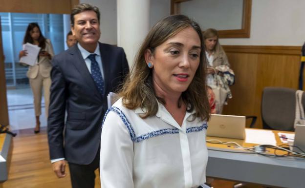 La consejera de Movilidad y tras ella, el portavoz de la Junta.