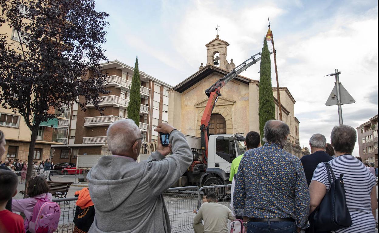 Una grúa procede a desmontar el mayo. 