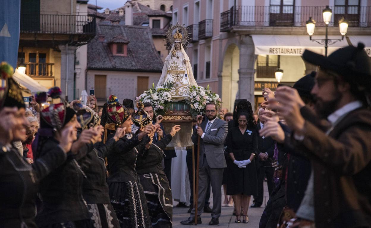 Integrantes de La Esteva danzan delante de la imagen. 