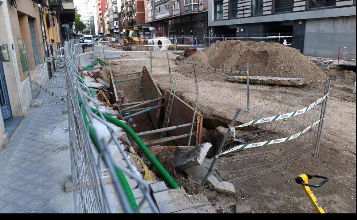 Hundimiento de la pared de una zanja en las obras de Panaderos, este jueves por la tarde.