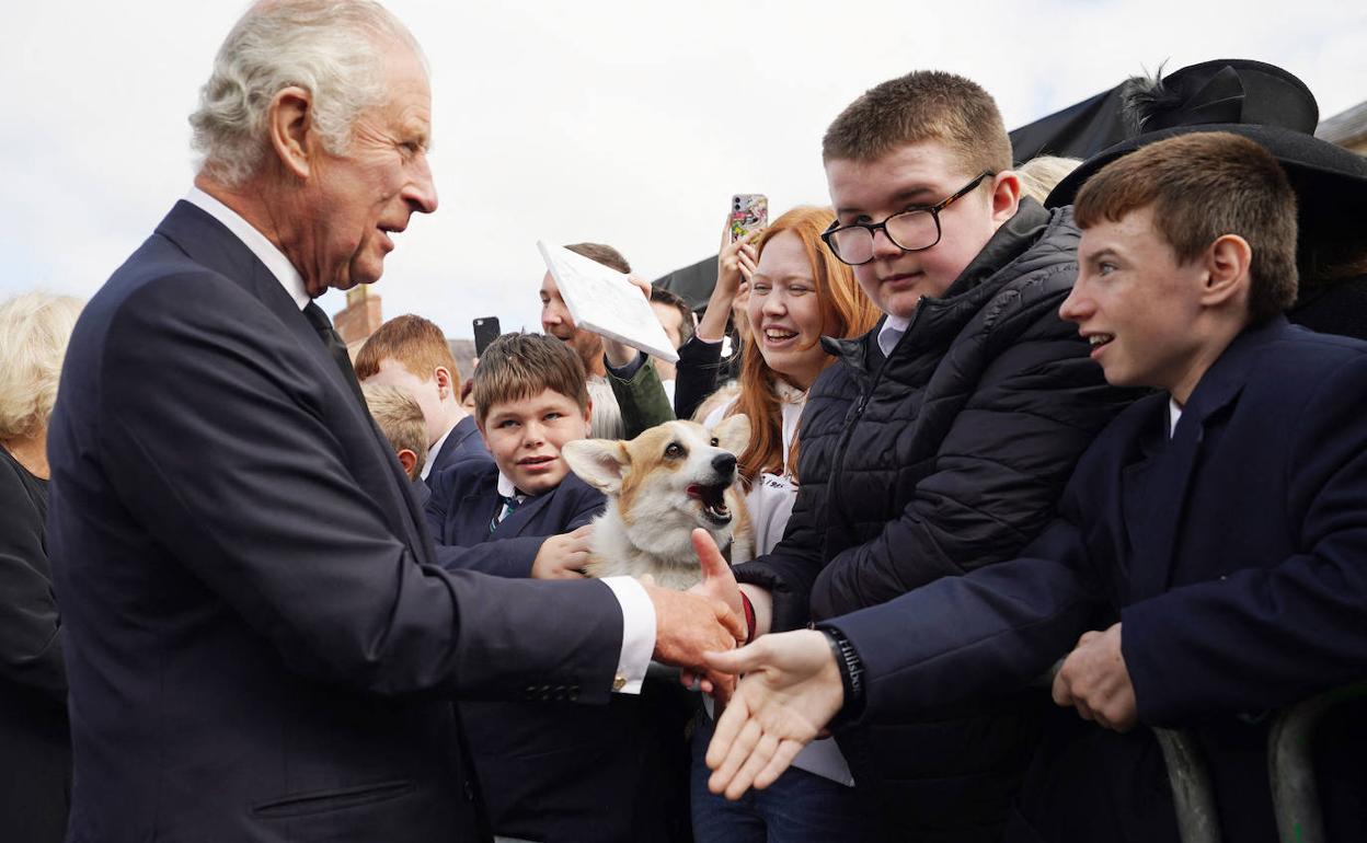 Carlos III saluda a unos nños en Belfast, este martes.