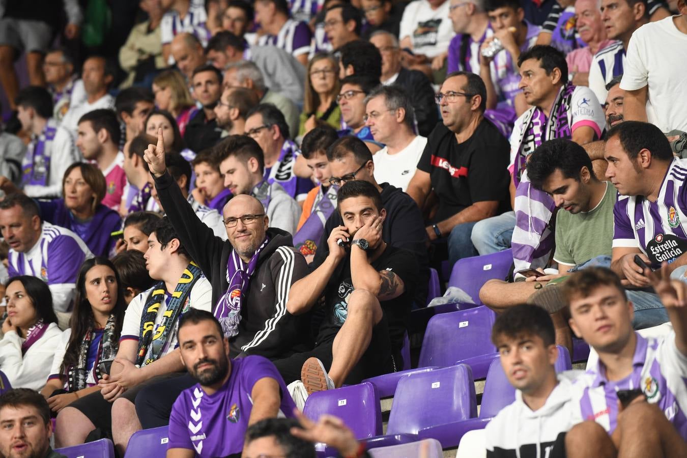 Fotos: Búscate en las fotos de la grada del Real Valladolid-Cádiz (1/4)