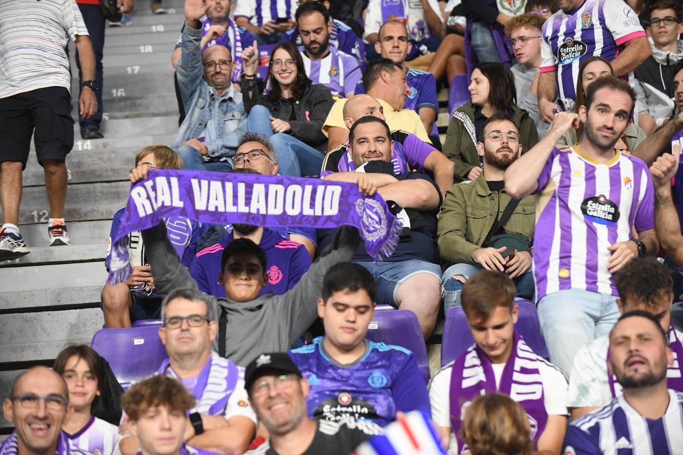 Fotos: Búscate en las fotos de la grada del Real Valladolid-Cádiz (1/4)