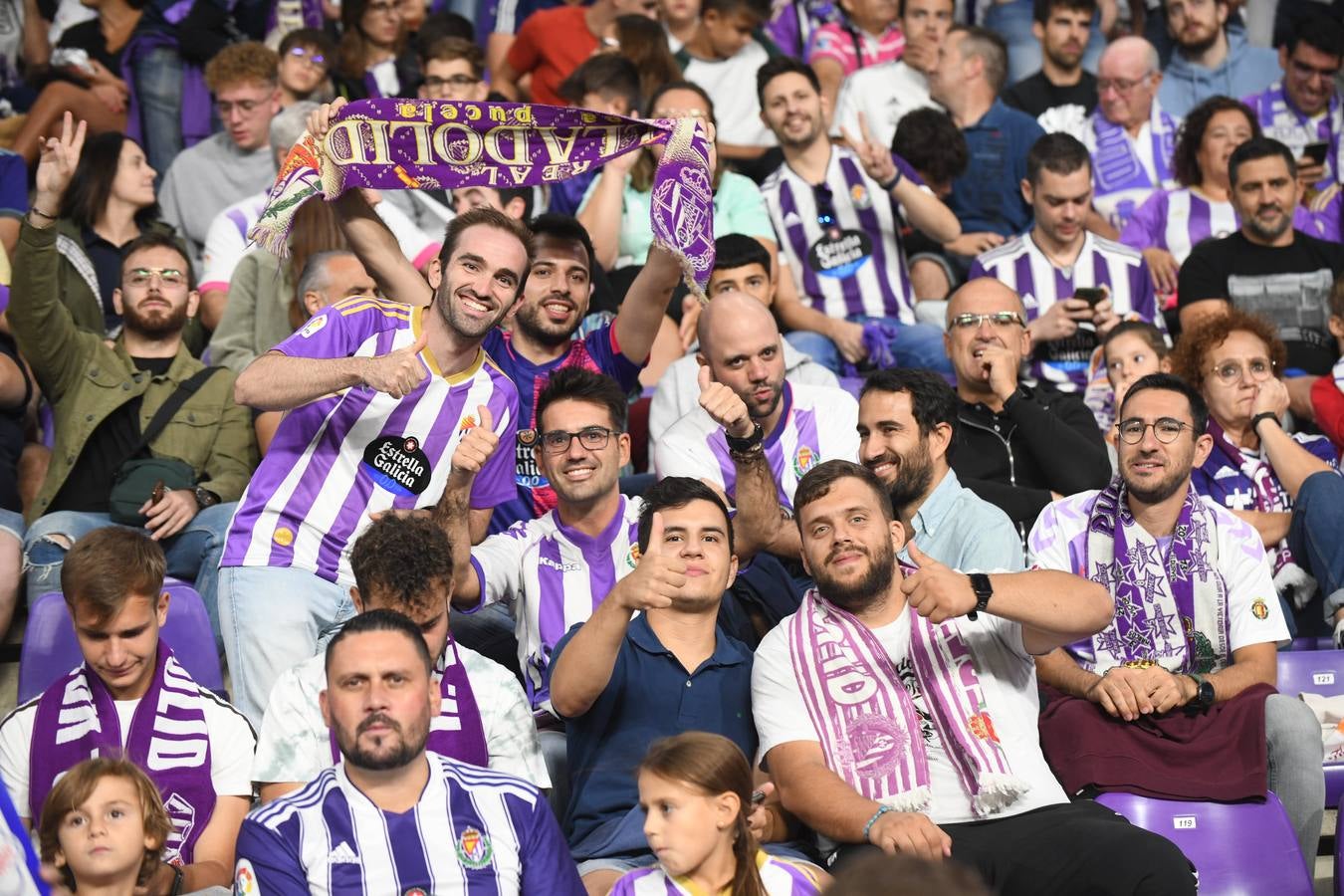 Fotos: Búscate en las fotos de la grada del Real Valladolid-Cádiz (1/4)