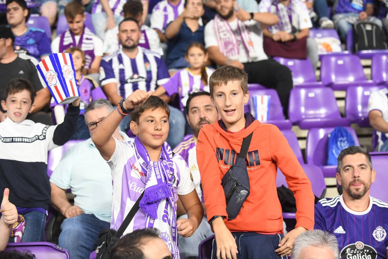 Fotos: Búscate en las fotos de la grada del Real Valladolid-Cádiz (1/4)