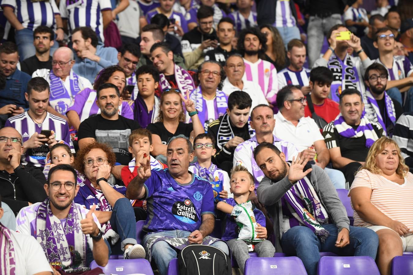 Fotos: Búscate en las fotos de la grada del Real Valladolid-Cádiz (1/4)