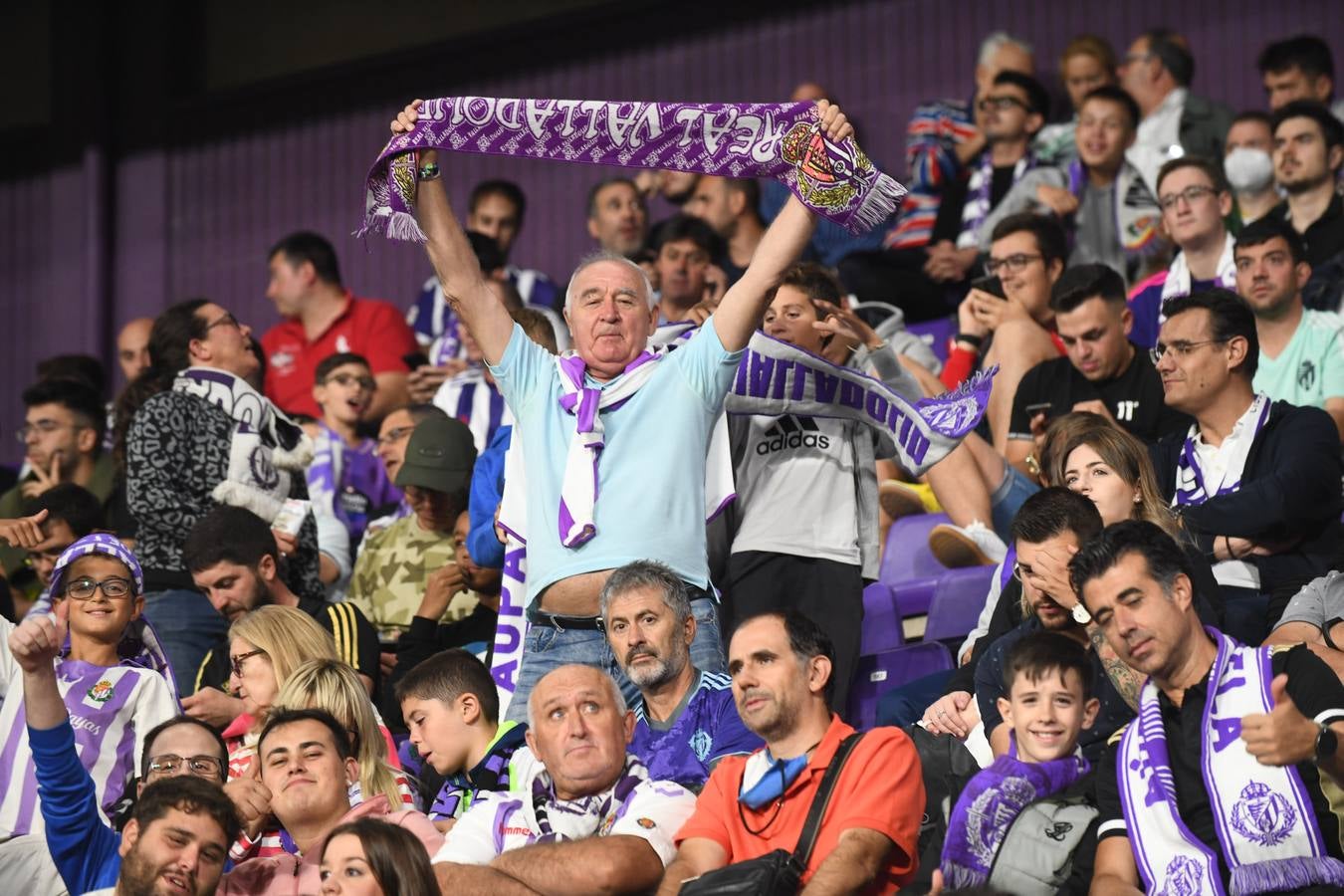 Fotos: Búscate en las fotos de la grada del Real Valladolid-Cádiz (1/4)