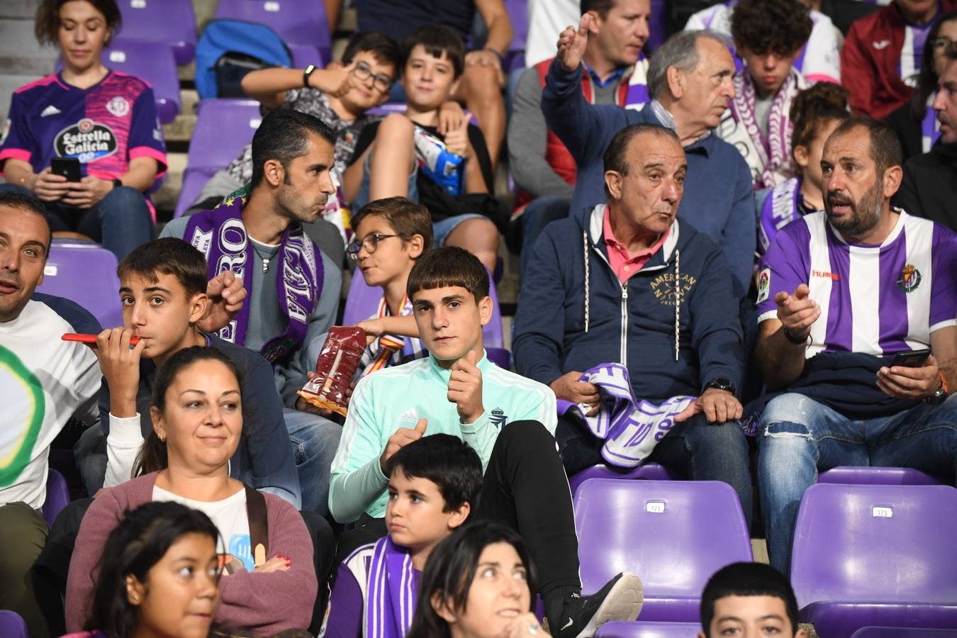 Fotos: Búscate en las fotos de la grada del Real Valladolid-Cádiz (2/4)