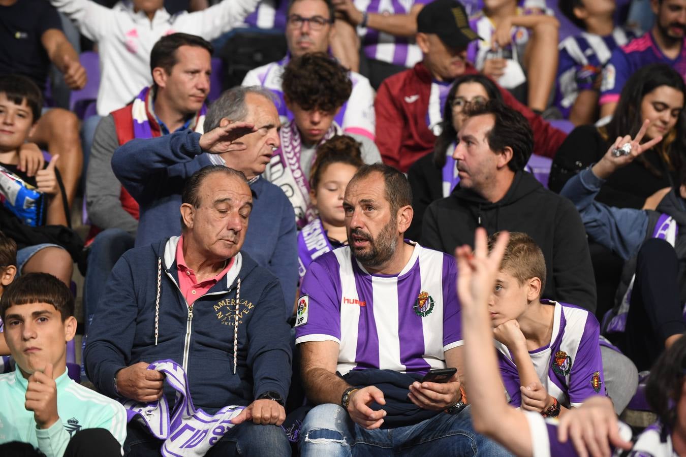 Fotos: Búscate en las fotos de la grada del Real Valladolid-Cádiz (2/4)