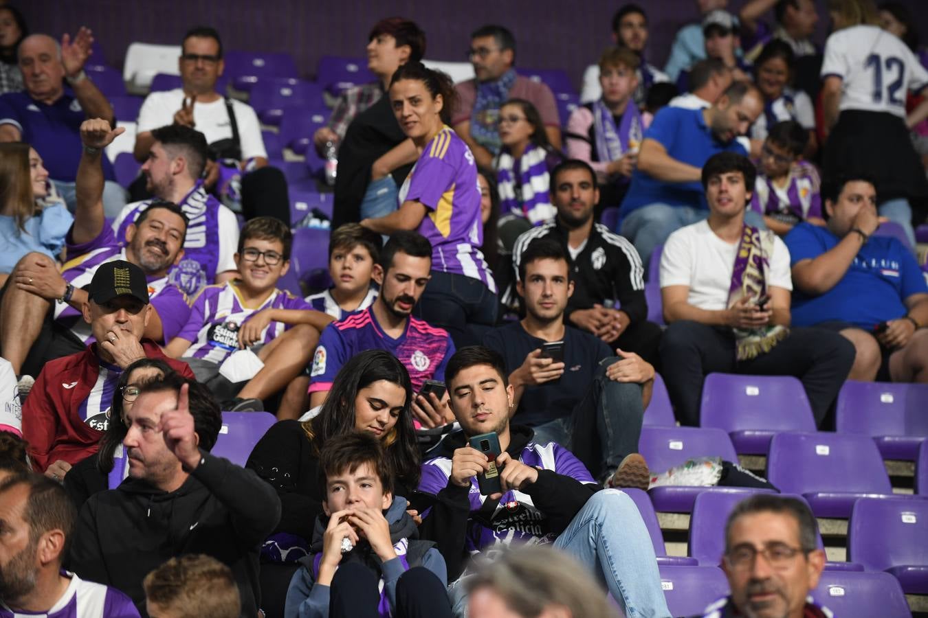 Fotos: Búscate en las fotos de la grada del Real Valladolid-Cádiz (2/4)