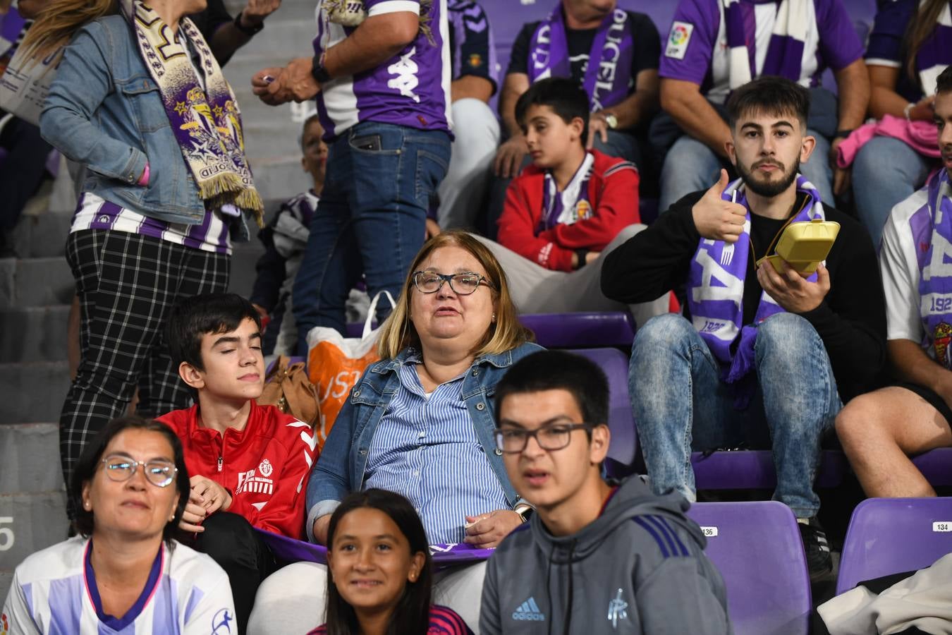 Fotos: Búscate en las fotos de la grada del Real Valladolid-Cádiz (2/4)