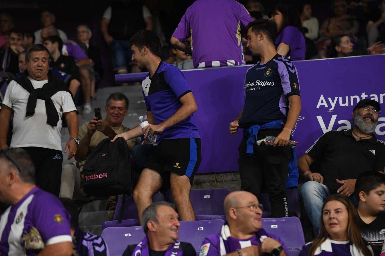 Fotos: Búscate en las fotos de la grada del Real Valladolid-Cádiz (2/4)