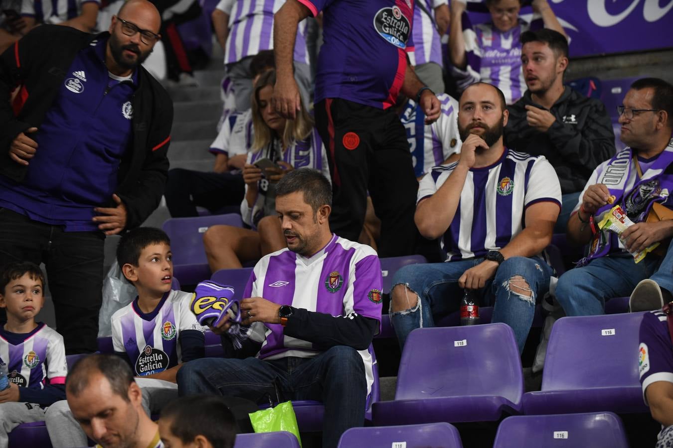 Fotos: Búscate en las fotos de la grada del Real Valladolid-Cádiz (2/4)