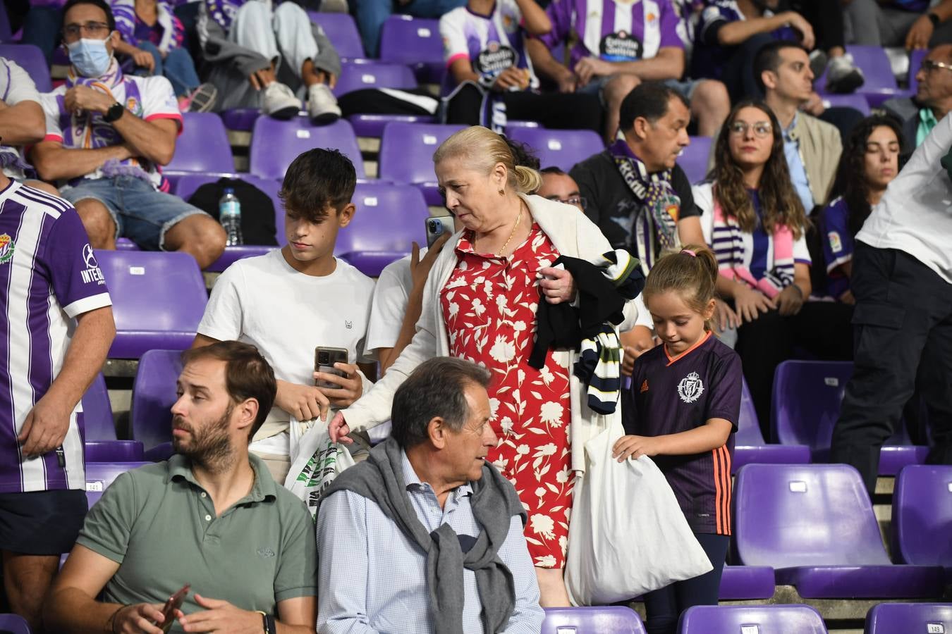 Fotos: Búscate en las fotos de la grada del Real Valladolid-Cádiz (3/4)