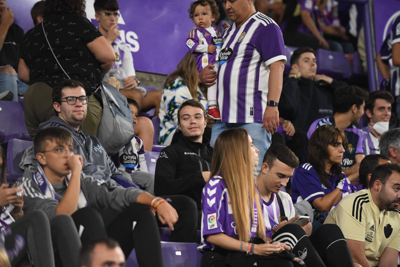 Fotos: Búscate en las fotos de la grada del Real Valladolid-Cádiz (3/4)