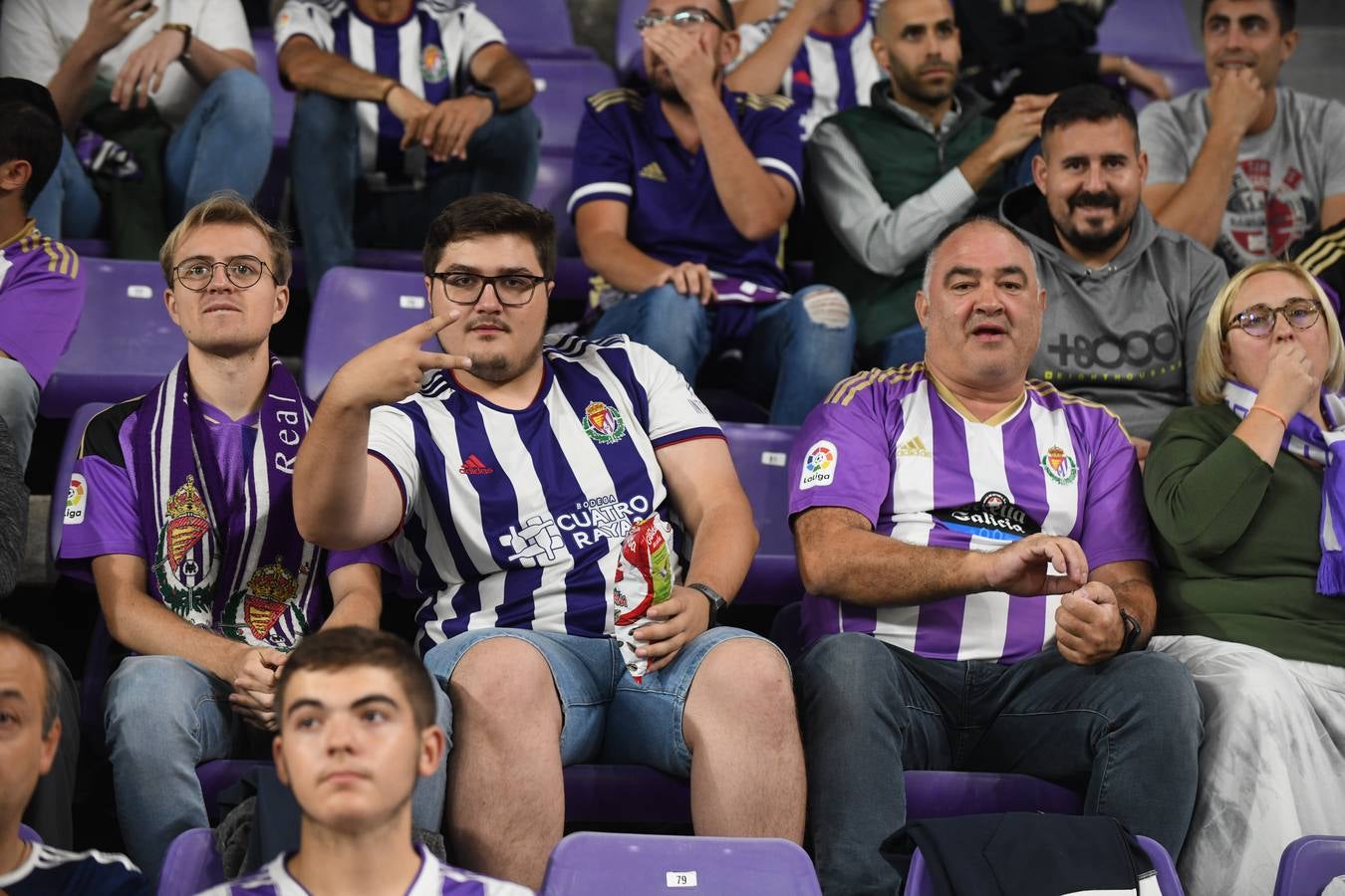 Fotos: Búscate en las fotos de la grada del Real Valladolid-Cádiz (3/4)