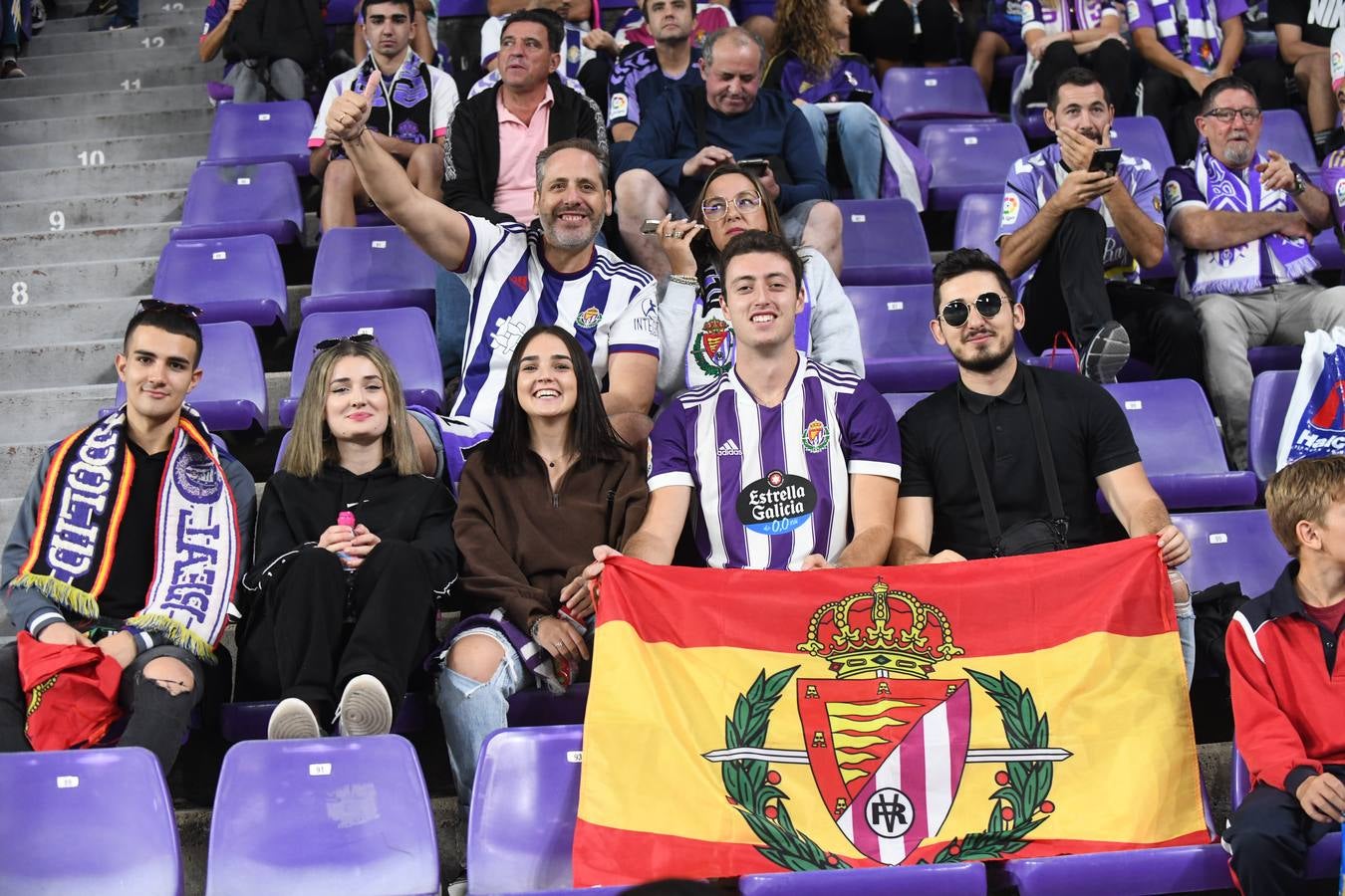 Fotos: Búscate en las fotos de la grada del Real Valladolid-Cádiz (4/4)